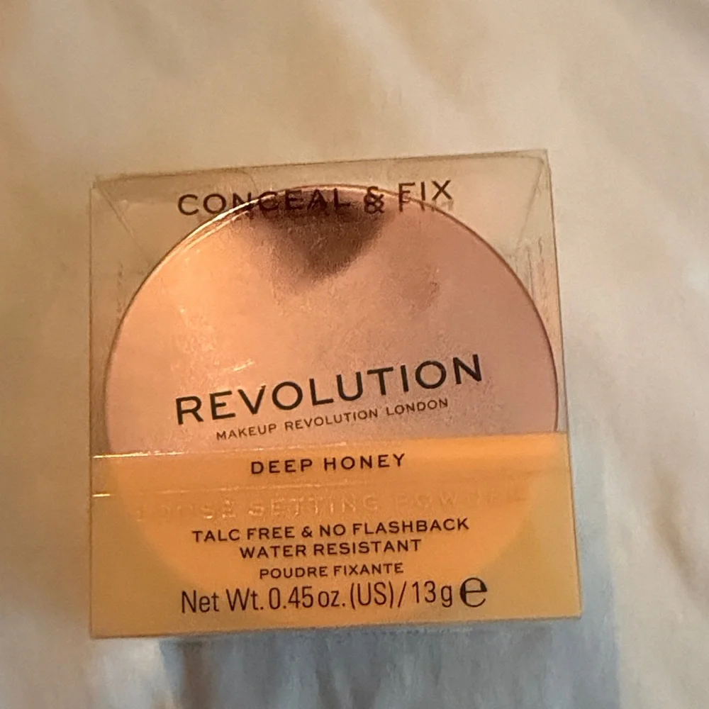 Revolution Deep Honey Conceal & Fix Powder‎